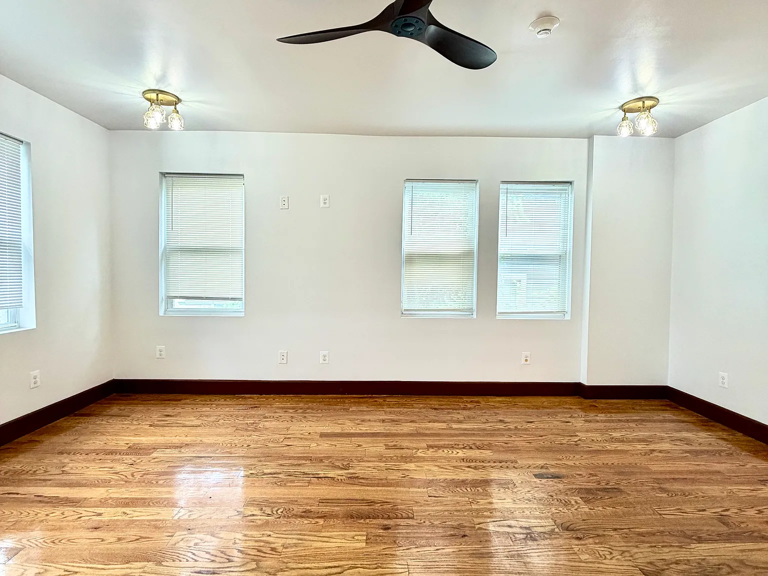 2 bed, 900 sqft, $1,600 — Photo 2