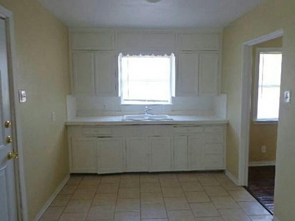4th image of 2943 Frio Dr