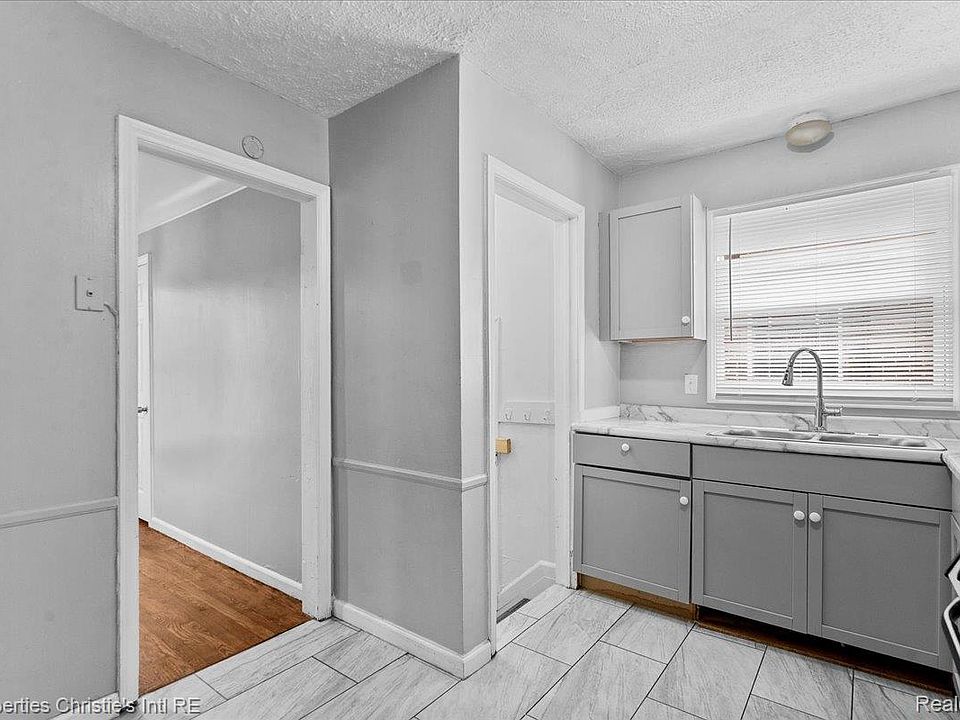 20220 Glastonbury Rd, photo 11