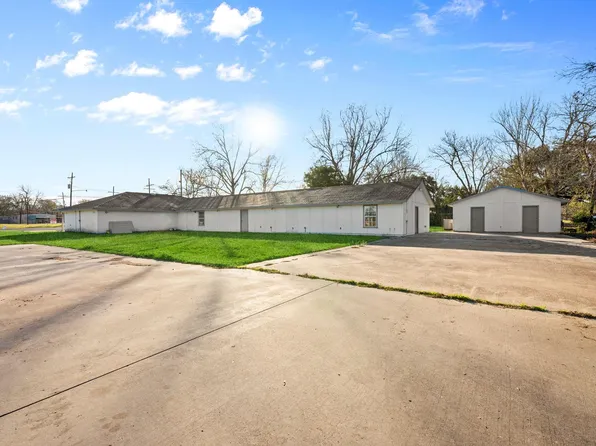 114 Main St, Hull, TX 77564