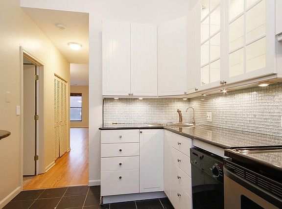 4th image of 846 W Cornelia Ave #18