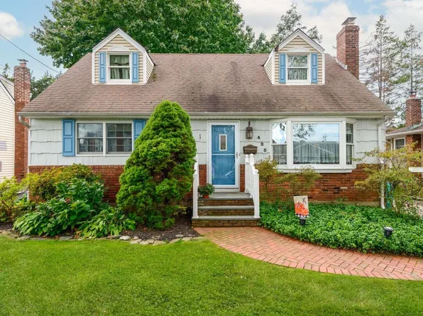 425 6th Street, East Northport, NY 11731