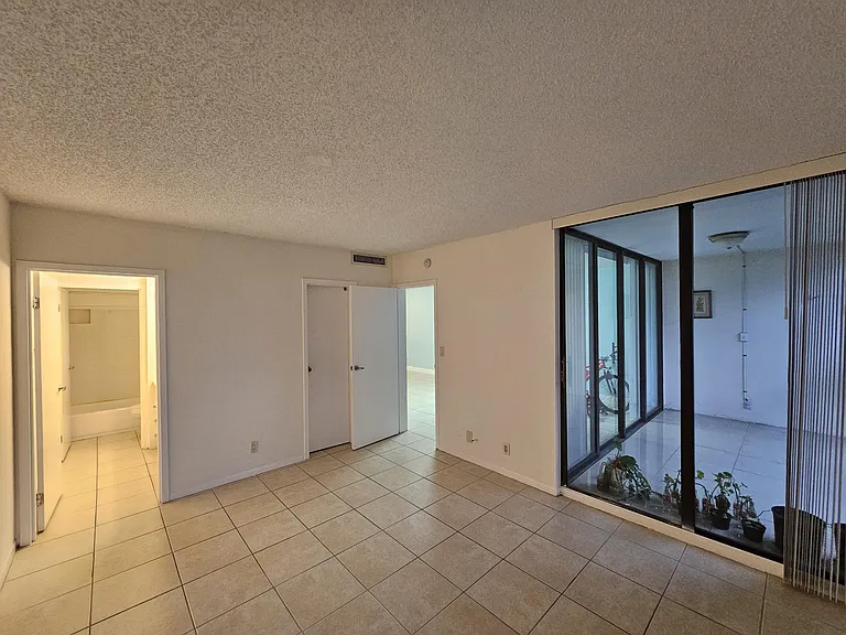 8441 Forest Hills Dr #302 — Photo 9