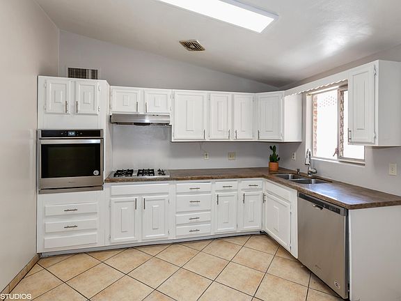 4th image of 605 N Dodge Blvd