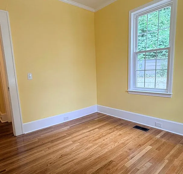 403 E Elm St — Photo 11