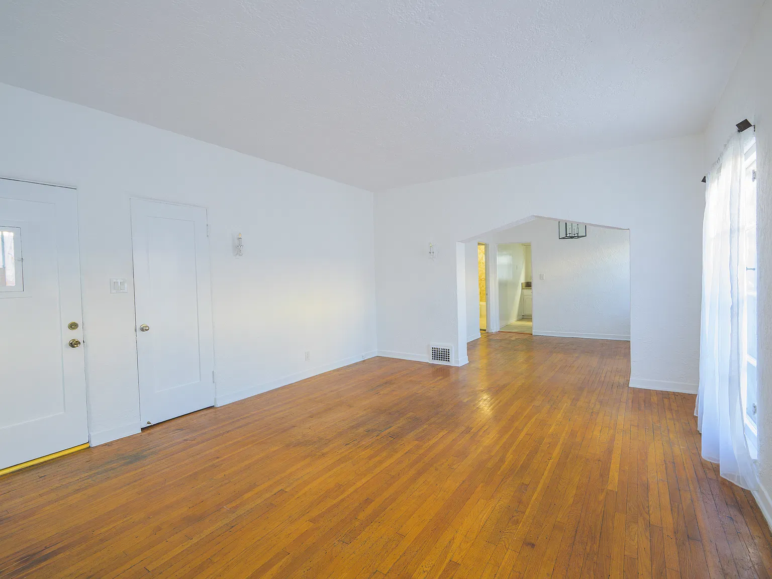 2 bed, 850 sqft, $3,500 — Photo 4