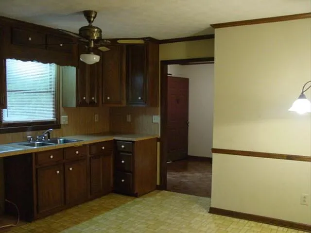 4 bed, 3.0 bath, 2500 sqft, $2,600 — Photo 4