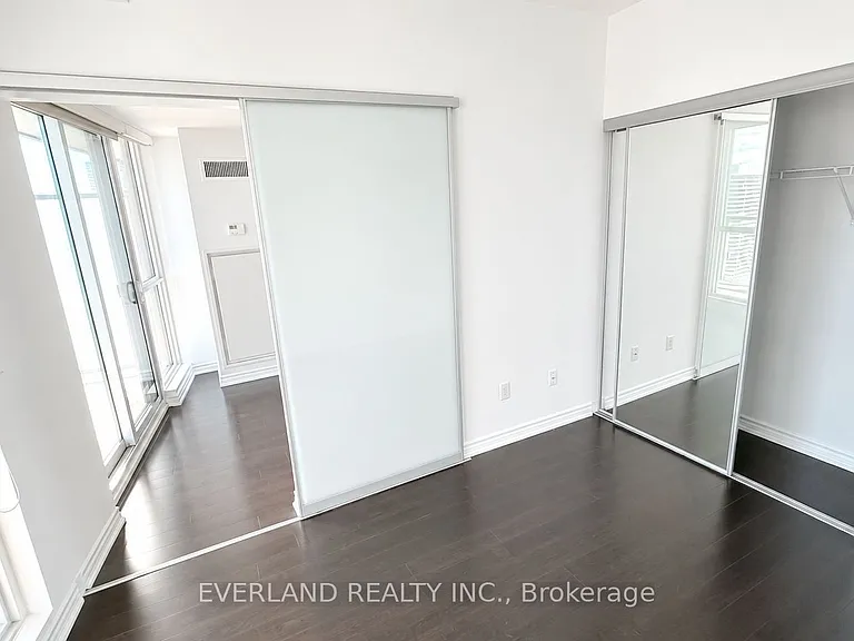 386 Yonge St #4204 — Photo 7