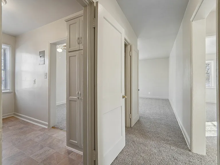 Experience the charm of this modern apartment with its open, airy spaces and welcoming vibe.