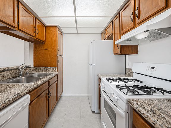 Kitchen with Dishwasher, Oven/Stove & Refrigerator Appliances