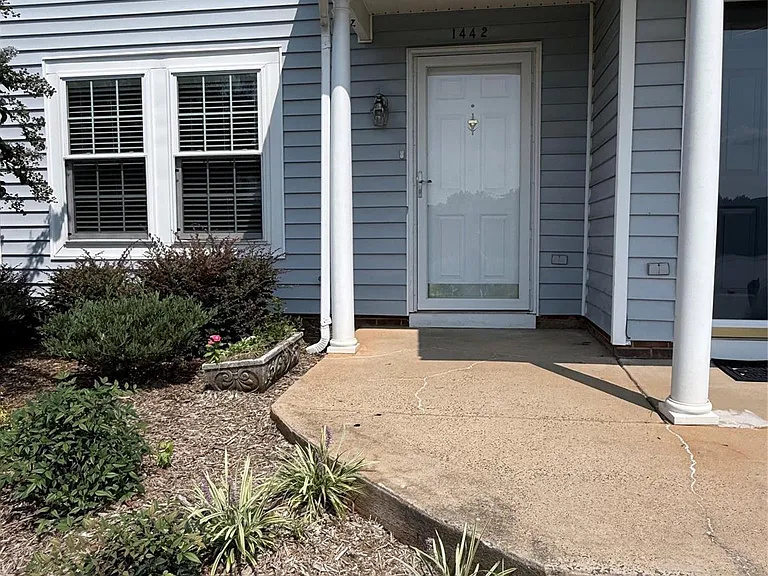 1442 River Dr — Photo 1