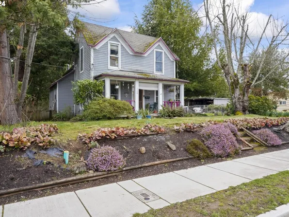 1128 S 4th St, Cottage Grove, OR 97424