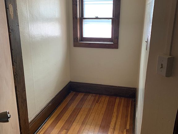 5th image of 102 E Kennedy St