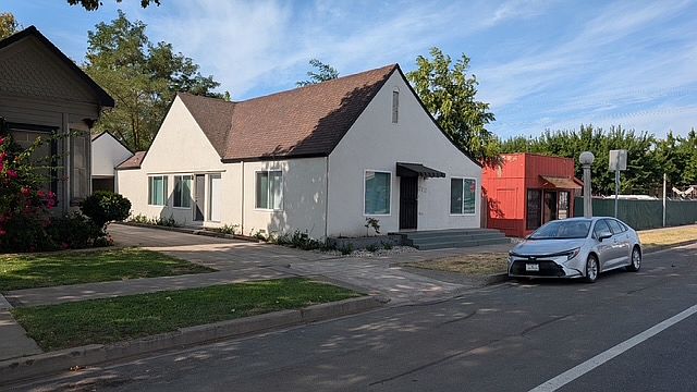 1st image of 212 E Pine St