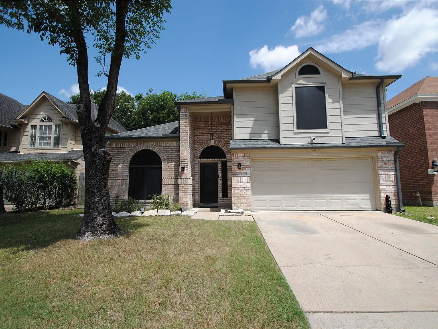 4 bed, 5.0 bath, 2094 sqft, $2,350 — Photo 2