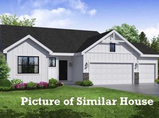 3 William Ct, Le Claire, IA 52753