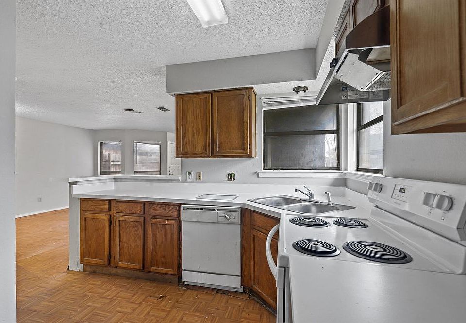 1st image of 6725 Crestmont Ct