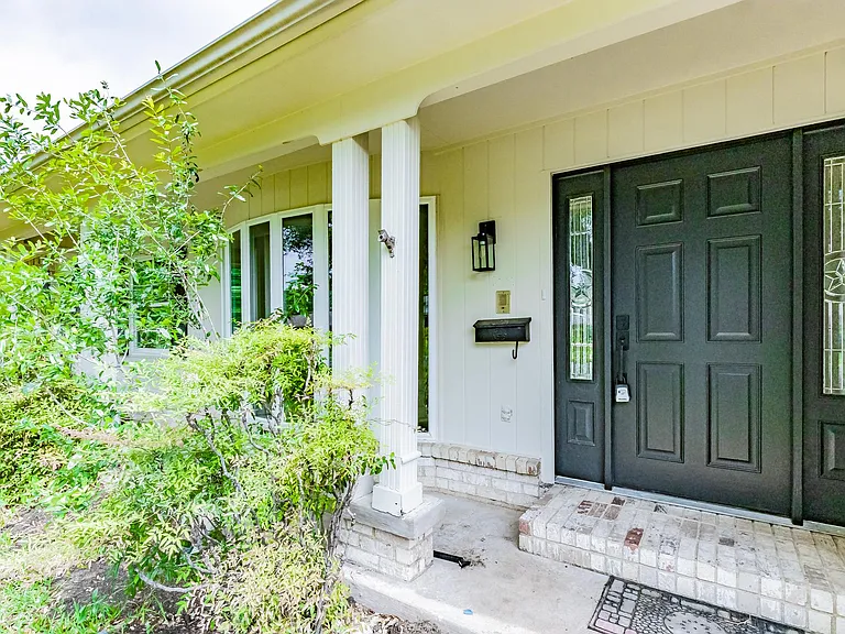 4015 Crown Shore Dr — Photo 3