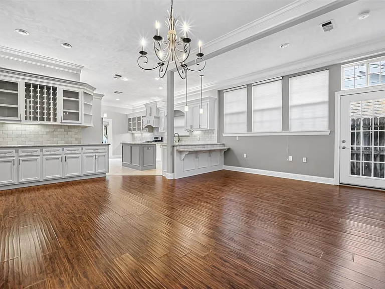 10310 Chevy Chase Dr — Photo 10