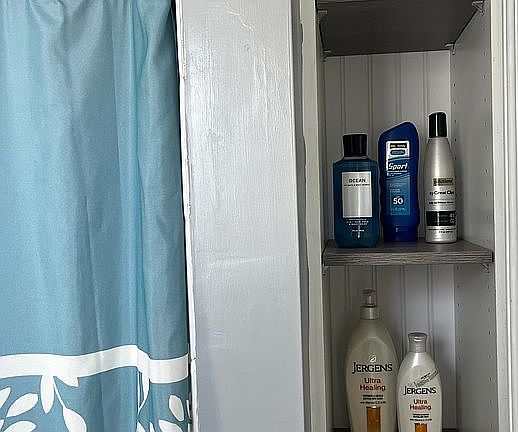 Downstairs full bathroom 