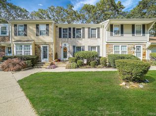 11 Bartlett Cmns, Yaphank, NY 11980