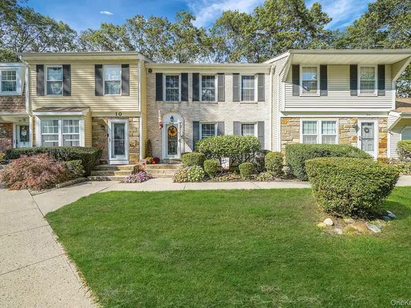 11 Bartlett Commons, Yaphank, NY 11980