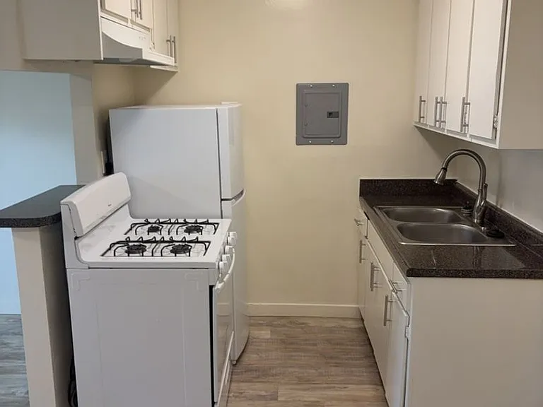 2418 Federal Ave — Photo 4
