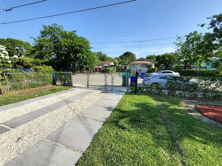 70 NW 33rd St — Photo 5