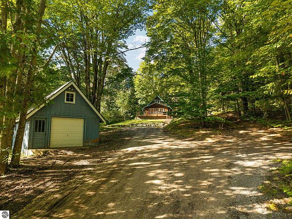 3rd image of 4682 Valley Rd