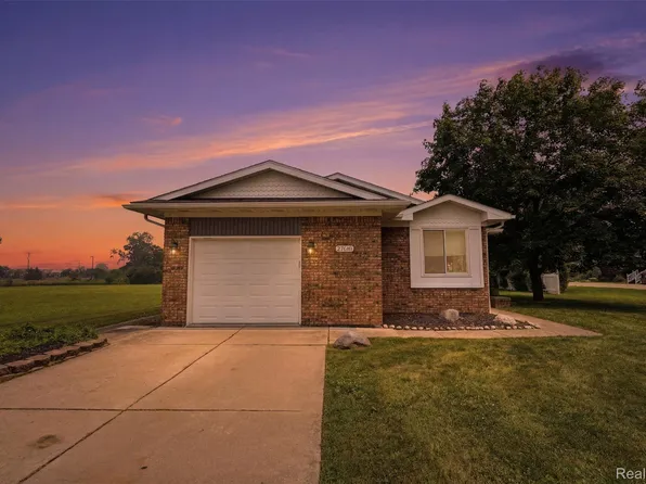 27031 Arsenal Rd, Flat Rock, MI 48134