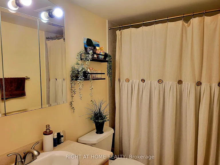 39 Oneida Cres #1121 — Photo 10
