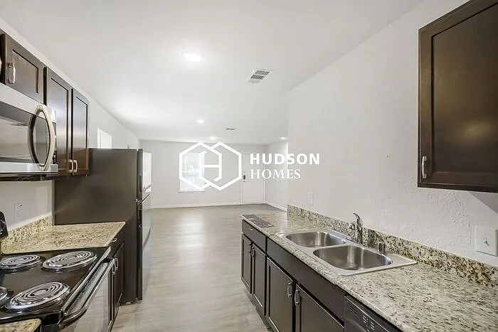 2627 Pine St — Photo 7