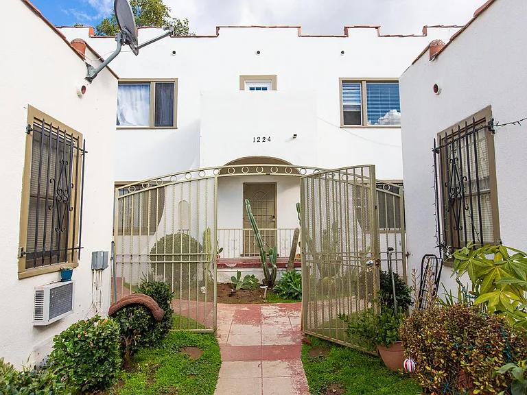 1222 N Kenmore Ave #8 — Photo 4