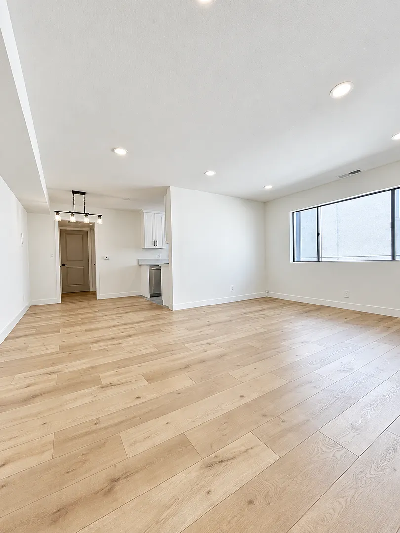 14423 Tiara Street — Photo 2