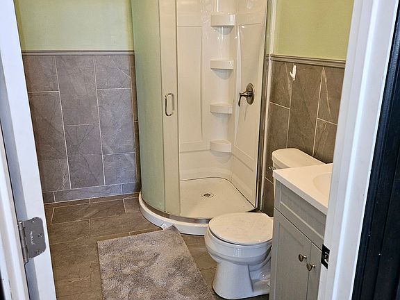 4th image of 1433 E 33rd St #2