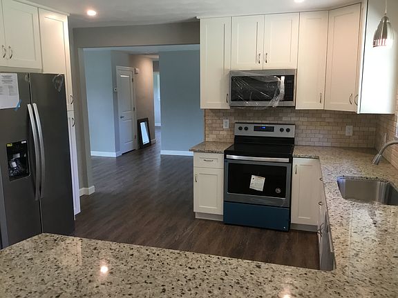 3rd image of 913 Sunnyside Dr