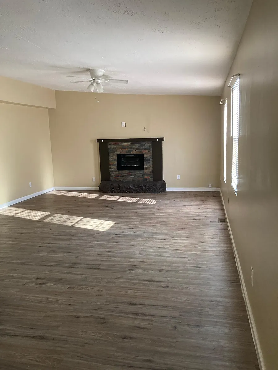 Building Photo - 300 Glade Springs Rd #C