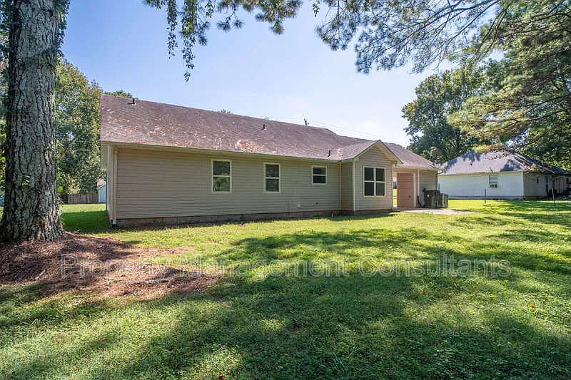 3 bed, 2.0 bath, 1352 sqft, $1,525 — Photo 3