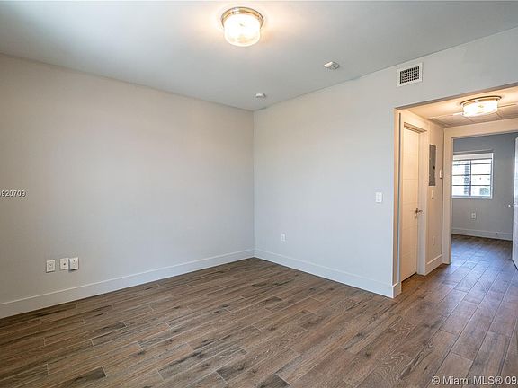 4th image of 1567 Meridian Ave #19