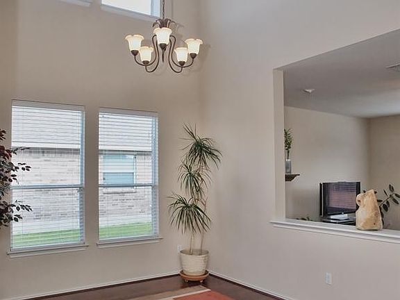 5th image of 18609 Royal Pointe Dr