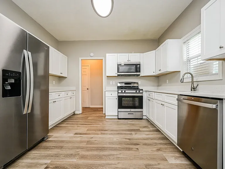 135 Stratmore Pl — Photo 7