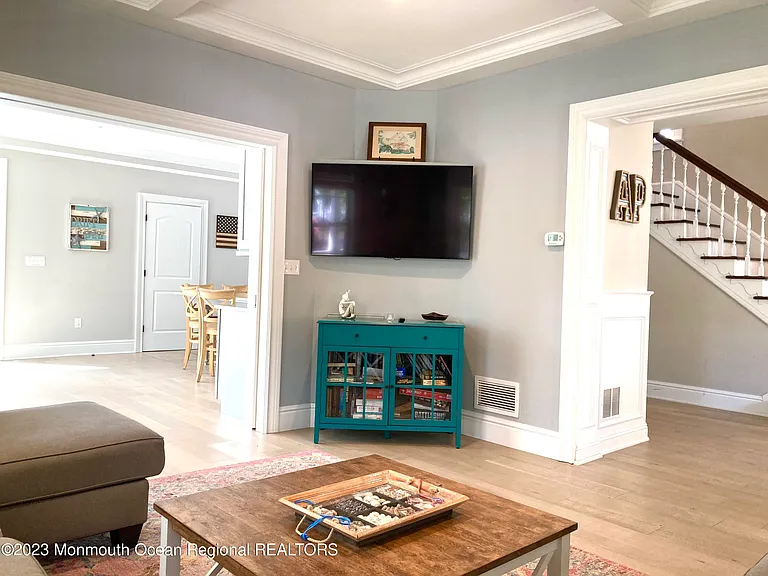600 6th Ave — Photo 9