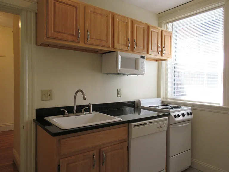 100 Queensberry St #11 — Photo 5