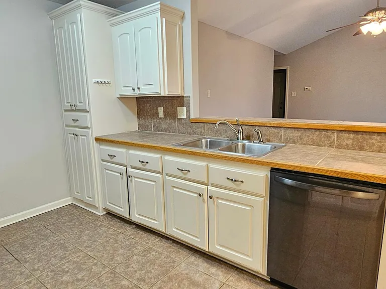 142 Weathering Dr — Photo 7