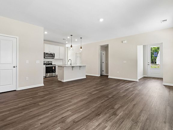 4th image of 9 Standing Oaks Ln