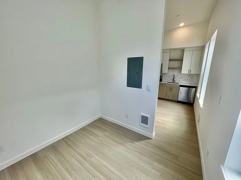 Greenwich Ave Apartments — Photo 13