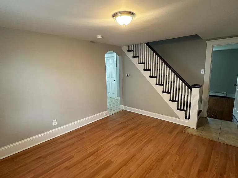 18 Maple St — Photo 2