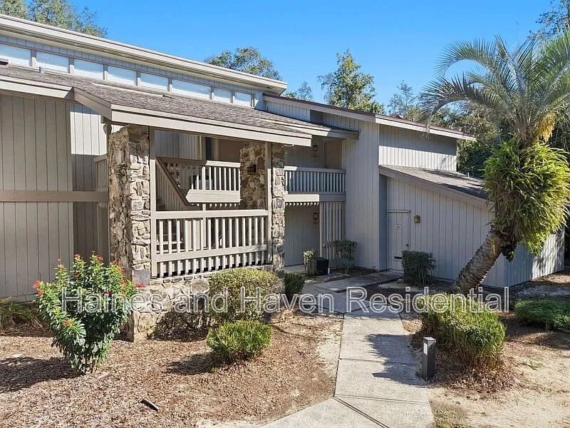 3353 Camelot Dr