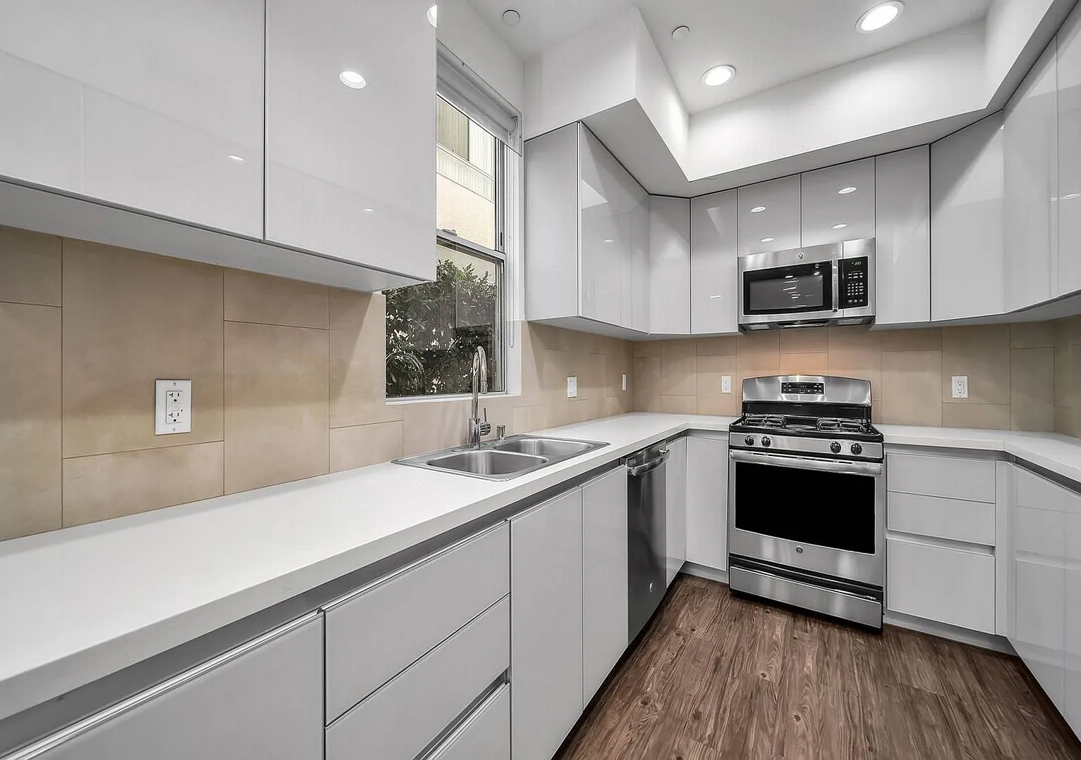 3 bedroom with gated parking! — Photo 1