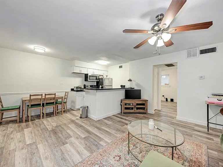 2207 Leon St #103 — Photo 4